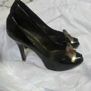 Louis vitton heels size 35.5 great condition